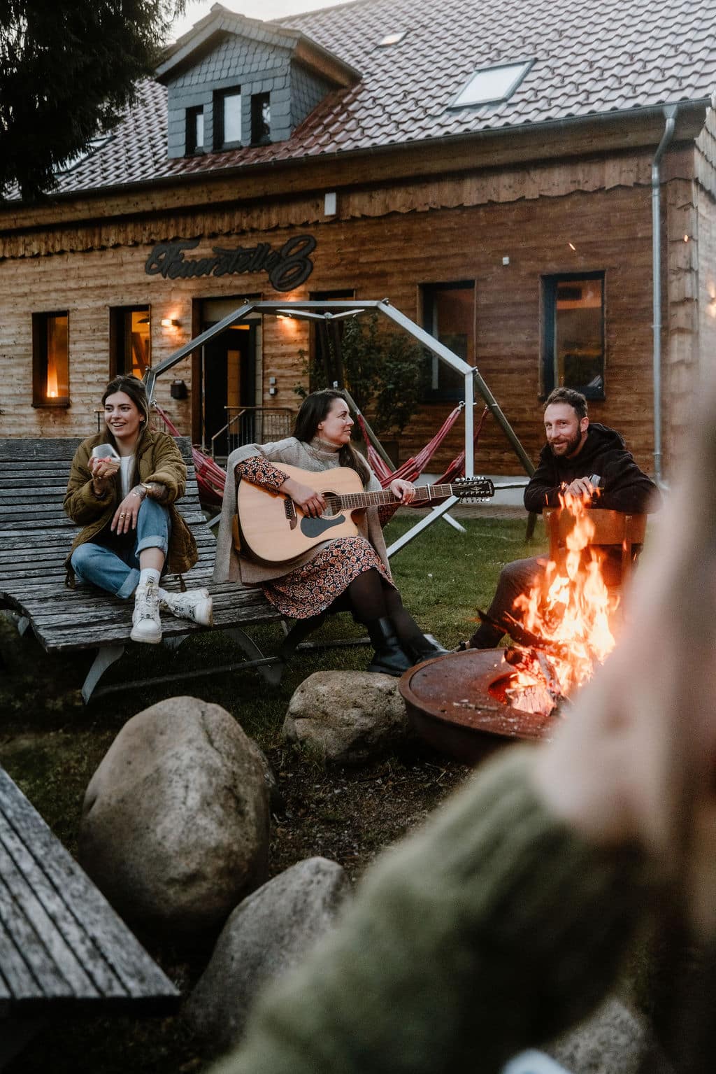 Gemeinsamer Lagerfeuerabend im Garten der Feuerstelle8